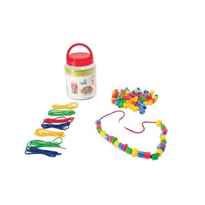 Jogo de encaixe com contas multicoloridas e cordões coloridos em recipiente plástico com tampa vermelha