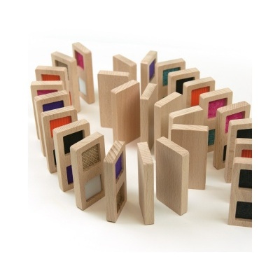 Peças de dominó de madeira clara com rectângulos coloridos dispostas em círculo