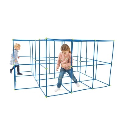 Estrutura modular azul para crianças com tubos finos e conexões amarelas