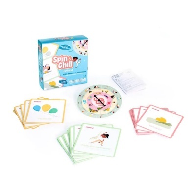 Jogo de cartas Spin & Chill com cartas coloridas e disco giratório junto de embalagem azul.