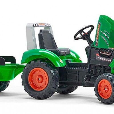 Brinquedo de trator verde com rodas laranja com reboque e criança ao lado