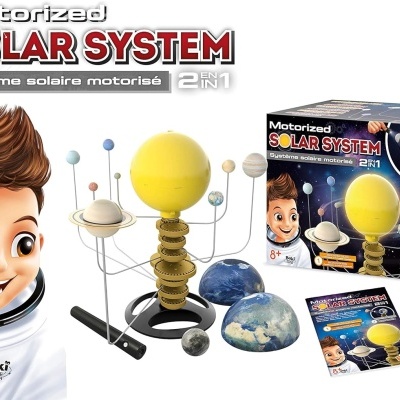 Sistema solar motorizado com base preta, Sol amarelo, planetas coloridos, embalagem e folheto.