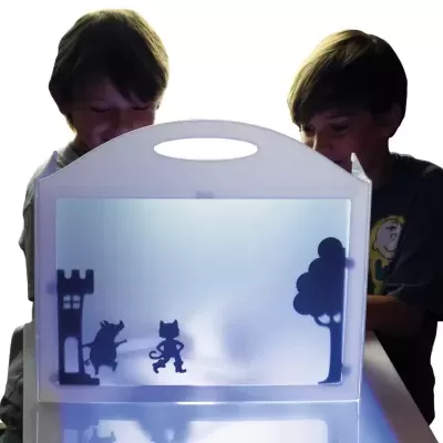 Crianças a brincar com teatro de sombras infantil de plástico branco com personagens