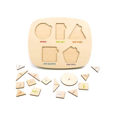 Puzzle educativo em madeira com peças de frações coloridas
