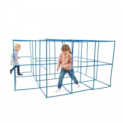 Estrutura modular azul com crianças a brincar dentro