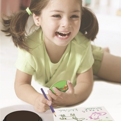 Criança a desenhar com carimbo vermelho com gato e lápis roxo