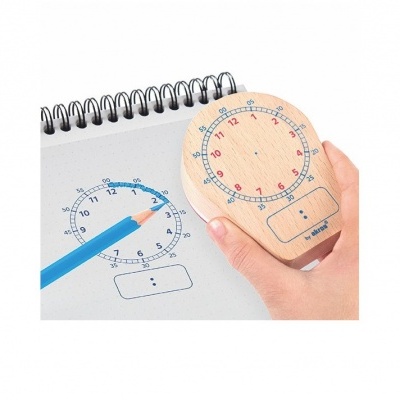 Relógio de madeira com números coloridos e caderno de desenho com lápis azul