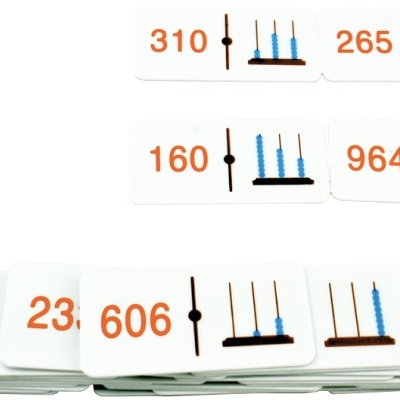 Cartas de jogo com números e imagens de ábaco em fundo branco