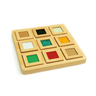 Tabuleiro de madeira com nove peças quadradas de várias cores e texturas diferentes