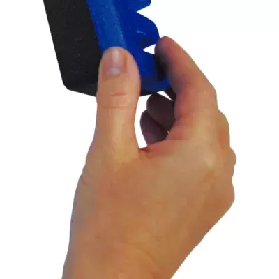 Mão a segurar esponja de limpeza azul e preta