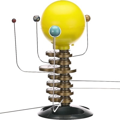 Modelo do sistema solar com planetas coloridos em suporte e um sol amarelo central