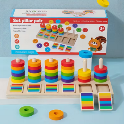 Jogo educativo de madeira com pilares e anéis coloridos para crianças, com embalagem visível