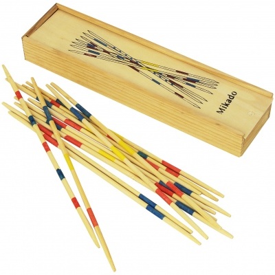 Jogo Mikado com palitos de madeira coloridos e caixa de madeira clara com tampa deslizante