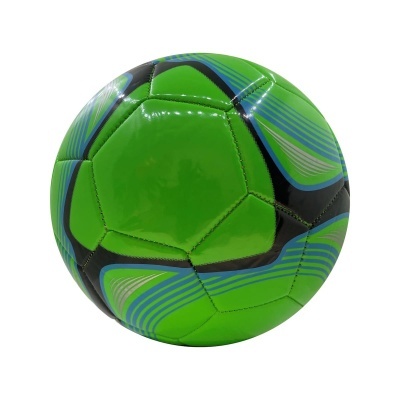 bola de futebol verde com detalhes pretos e azuis