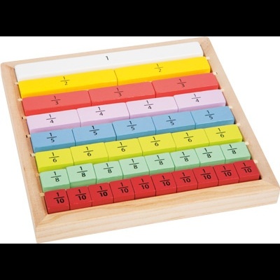 Blocos de madeira coloridos com fracções numeradas em moldura