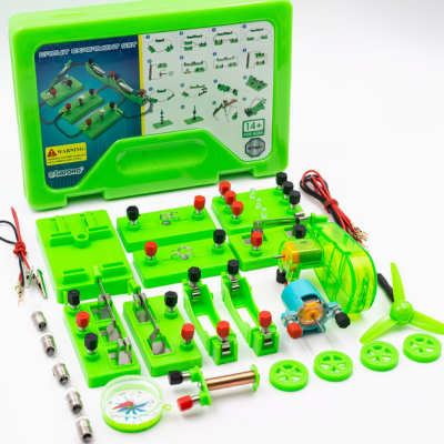 Conjunto de peças verdes para experiências elétricas com motor, hélice, bússola e estojo verde.