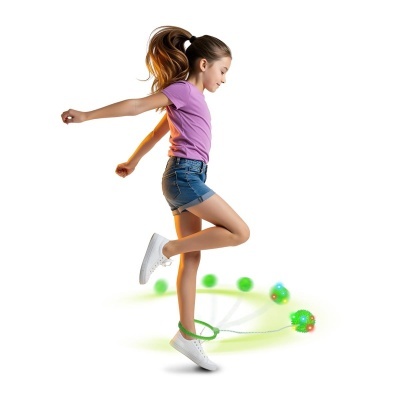 Menina a brincar com brinquedo saltitante verde com bolas luminosas