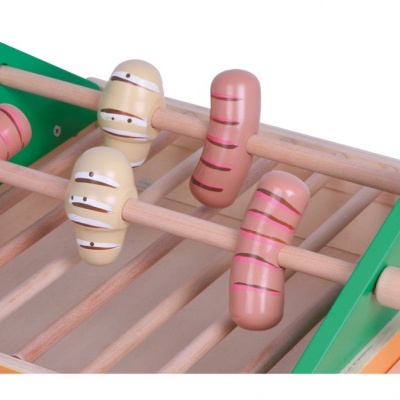 Jogo de malha de madeira colorida com peças em forma de salsichas rosa e creme.