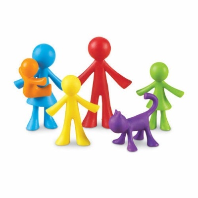 Figuras de plástico coloridas representando pessoas e um gato