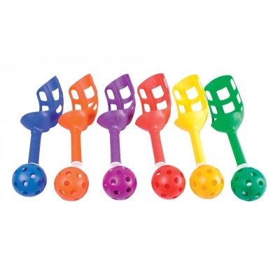 Seis lança bolas coloridos com bolas perfuradas.