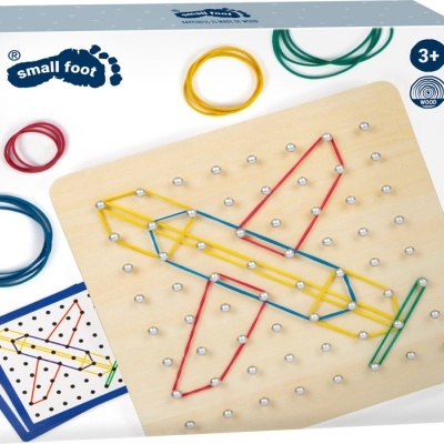 Tabuleiro de madeira para esticar elásticos formando figuras com pregos, mostrando um avião