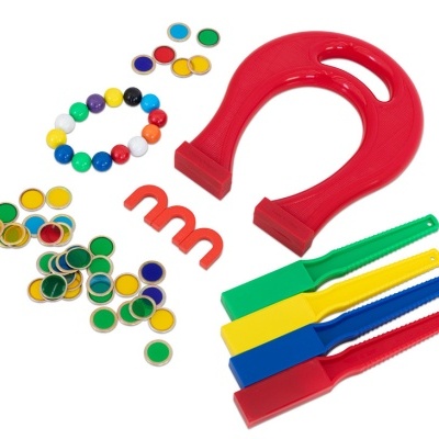 Jogo educativo com íman em ferradura vermelho e acessórios coloridos em fundo branco