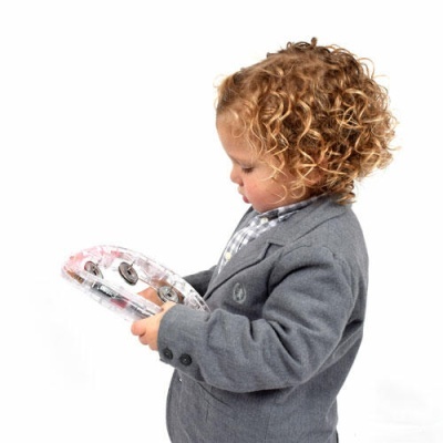 Criança a segurar pandeiro transparente com casaco cinzento