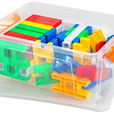 Caixa plástica transparente com blocos de construção coloridos
