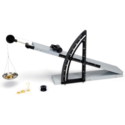 Balança analógica de laboratório com prato suspenso e pesos dourados.