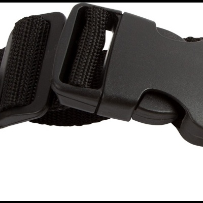 Cinto ajustável preto com fivela de plástico e costura amarela em tecido cinza e amarelo.