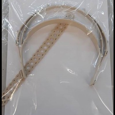 Conjunto de três prendentes de cabelo em plástico bege claro embalados