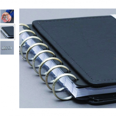 Caderno de argolas preto com argolas metálicas prateadas e folhas brancas