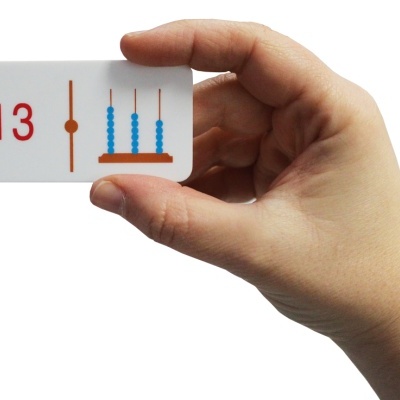 Carta branca com número 13 e ábaco azul segurada por mão