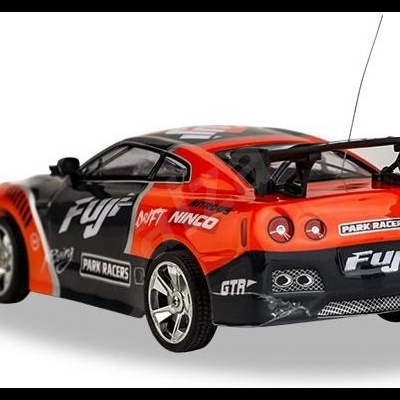 Carro de brinquedo vermelho e preto com antena e patrocínios visíveis