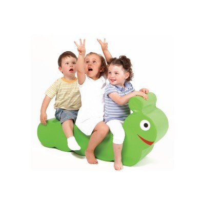 Três crianças em brinquedo de baloiço verde animal sorridente