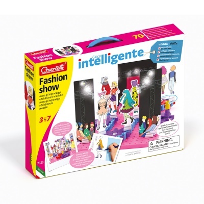 Caixa do jogo Quercetti Fashion Show com bonecas de papel e passarela colorida