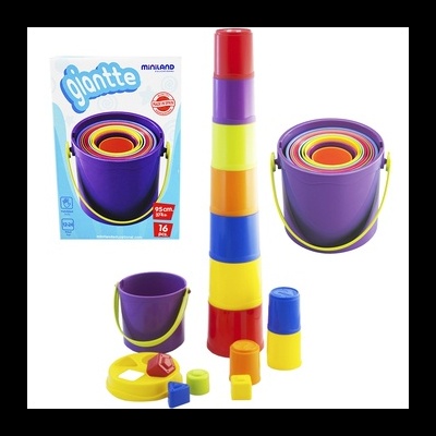 Conjunto de baldes empilháveis coloridos para crianças com embalagem ao lado