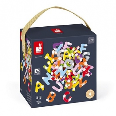 Caixa de jogo com letras de madeira coloridas e asa bege