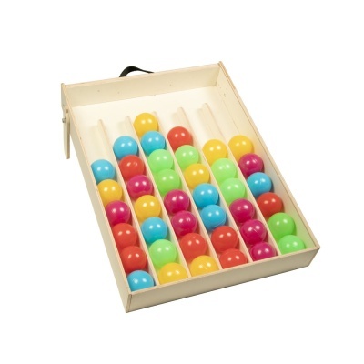 Caixa de madeira branca com bolas plásticas coloridas organizadas em divisórias