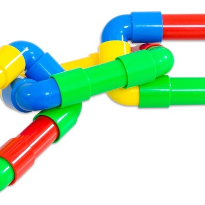 Tubo de plástico colorido interligado em cores diversas