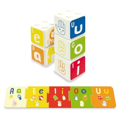 Brinquedo educativo com cubos coloridos e painel com letras e desenhos