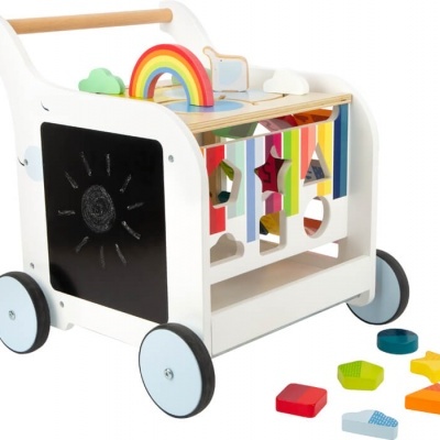 Carrinho de madeira com peças coloridas para encaixar e painel para desenhar