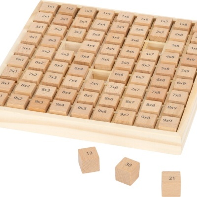 Blocos de madeira com tabuada impressa e caixa de armazenamento