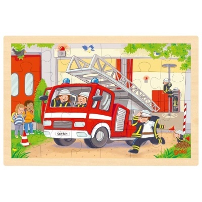 Quebra-cabeças de madeira com ilustração de camião de bombeiros vermelho e bombeiros.