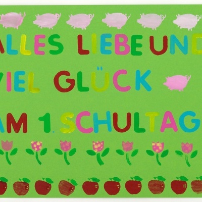 Cartão verde com texto colorido e desenhos de porcos, flores e maçãs