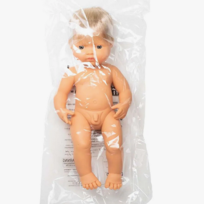 Boneca de bebé nua em bolsa plástica transparente