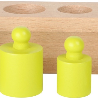 Conjunto de pesos de madeira amarelos com suporte de madeira