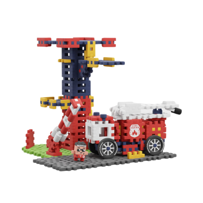 Blocos de construção montados representando camião de bombeiros e torre coloridos sobre base