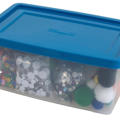 Caixa de plástico transparente com tampa azul e conteúdo colorido