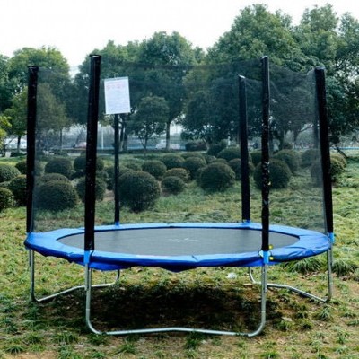 Trampolim redondo azul com rede de proteção preta e estrutura metálica cinza ao ar livre